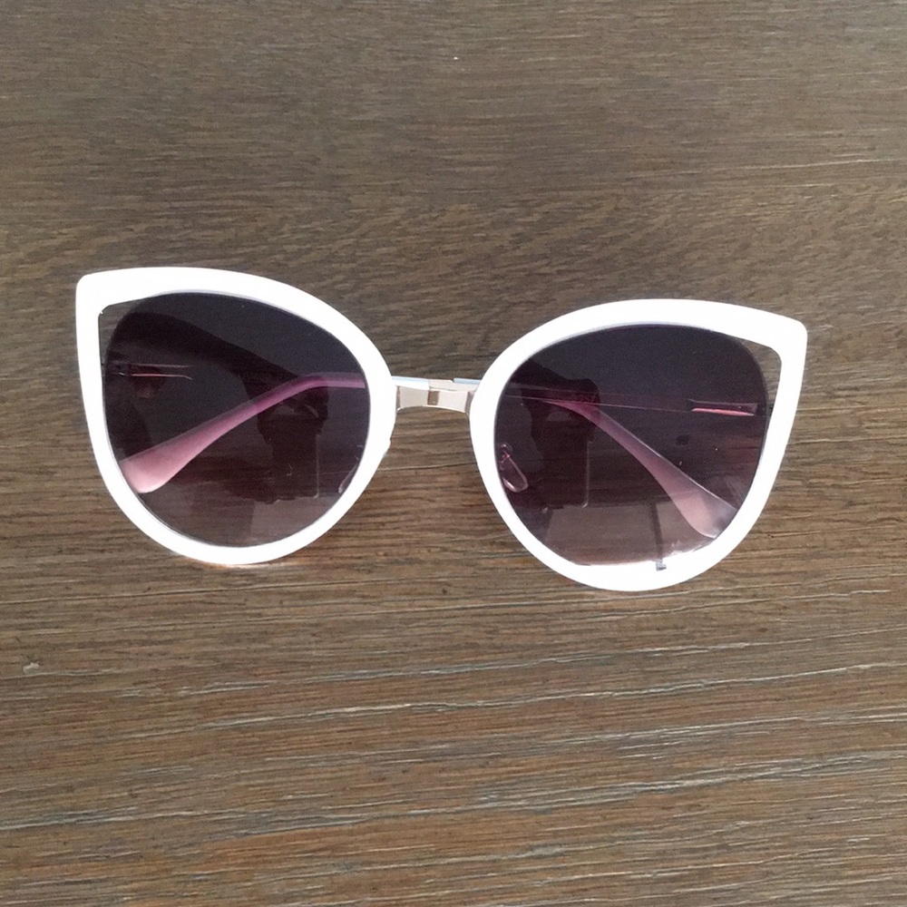 WHITE CAT FRAMED SUNGLASSES!